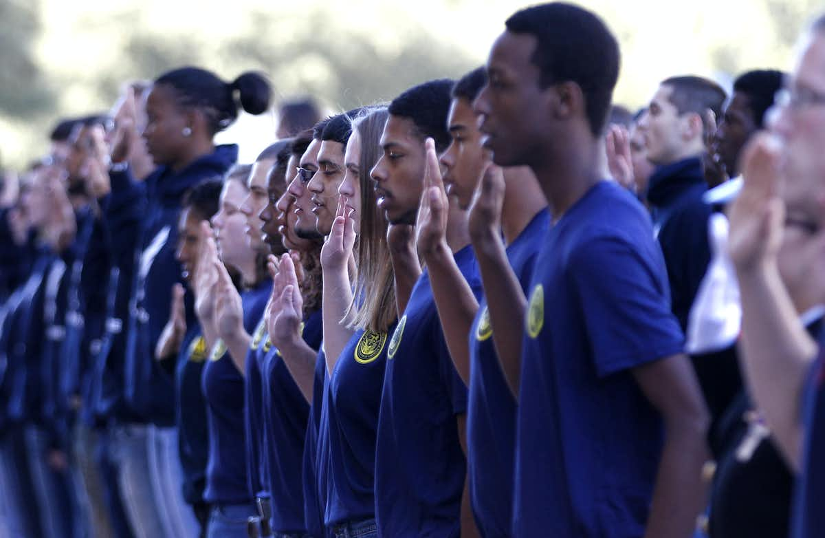 Enlistees to all branches of the U.S. military take their oaths at a Veteran’s Day celebration in Dallas in 2012. (Photo:AP/LM Otero)