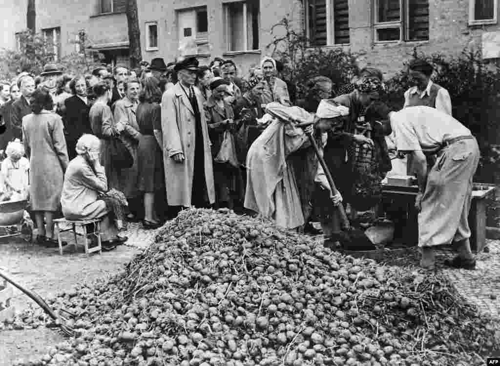 Potatoes being doled out to Berliners. Soviet soup kitchens handed out large amounts of food, but shortages in the immediate aftermath of the war brought many Berliners to the brink of starvation. &nbsp;