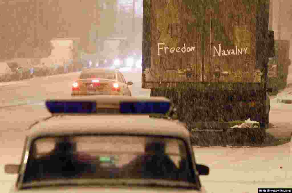 A sign expressing support for Navalny scrawled on the back of a truck outside the detention center where Navalny was being held after his December 2011 arrest. In February 2011, Navalny described President Vladimir Putin&rsquo;s political party, United Russia, as &ldquo;the party of crooks and thieves&rdquo; in a radio interview. The phrase was widely picked up by opposition groups. &nbsp;