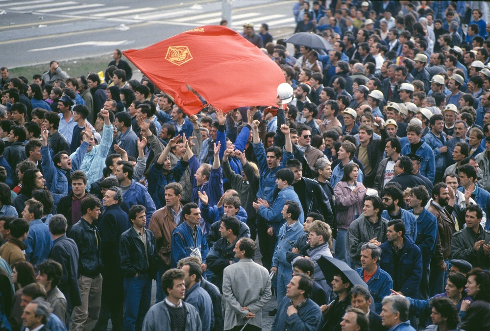 BOSNIA AND HERZEGOVINA - CIRCA 1992:  War of Bosnia-Herzegovina. Demonstration in Sarajevo, April 1992.  (Photo by Francoise De Mulder/Roger Viollet via Getty Images)