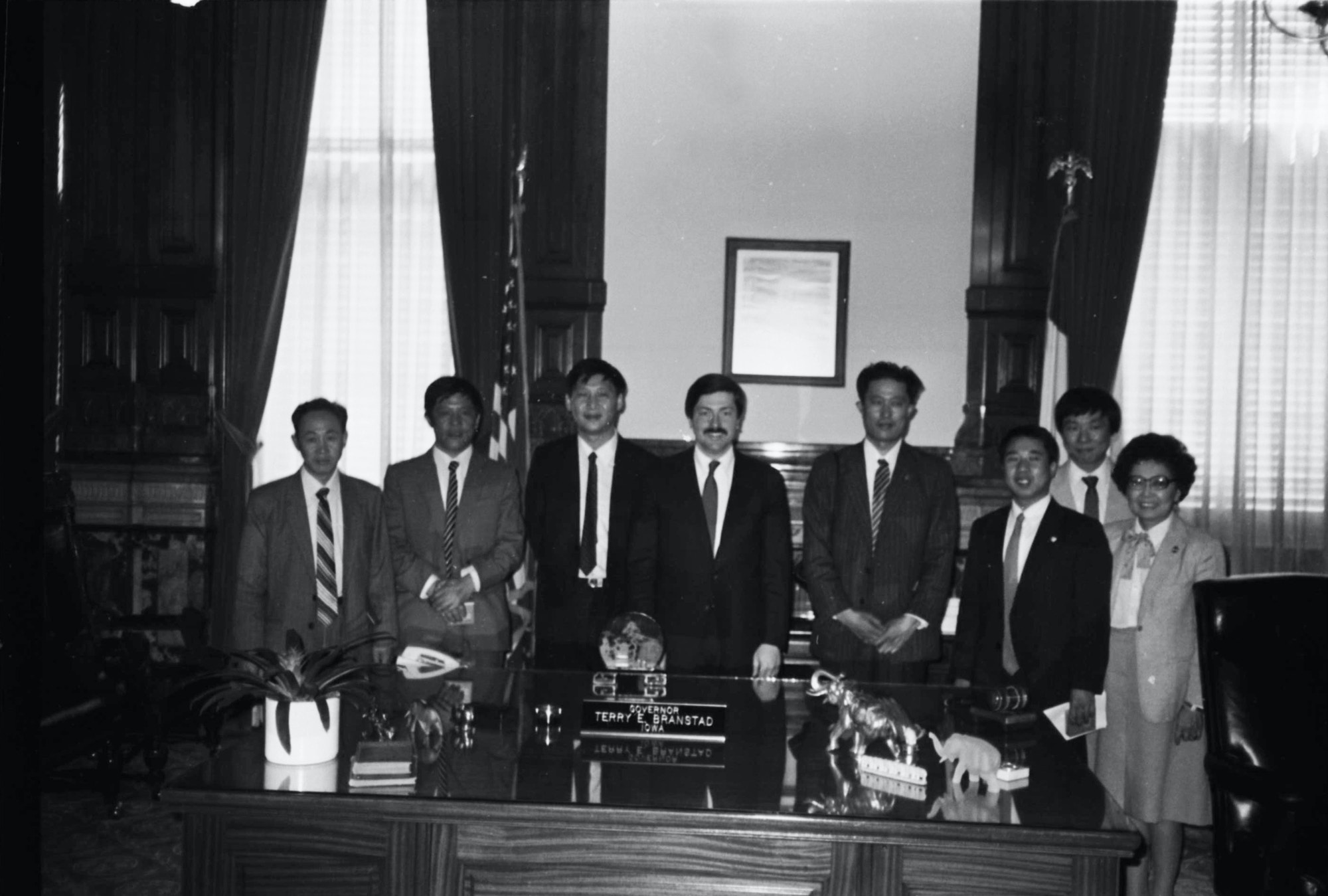 Governor Terry Branstad and President Xi Jinping at Governor's Office in Des Moines, Iowa in 1985.