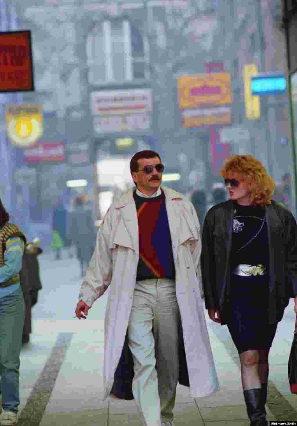 A couple striding through central Belgrade in 1988. &nbsp;