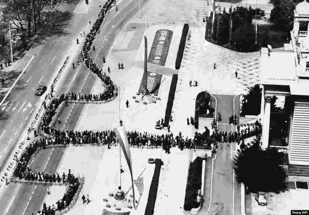 Lines lead into Belgrade&rsquo;s parliament building in May 1980, where Tito&rsquo;s body lay in state after his death on May 4.