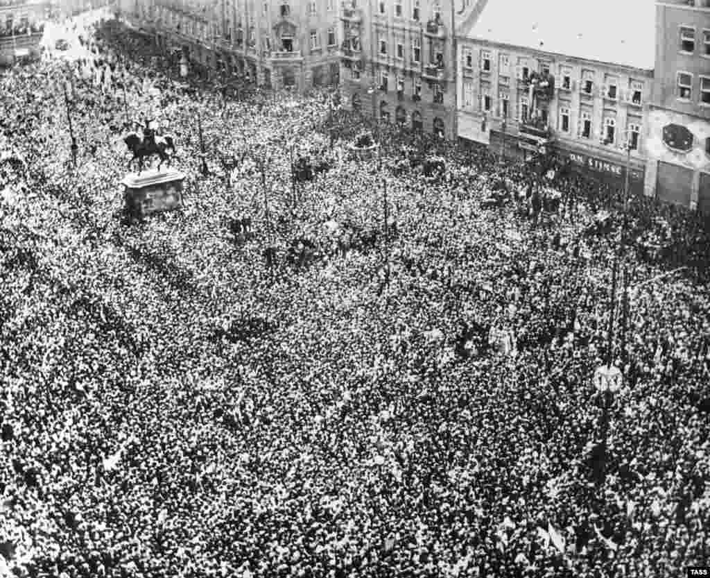 Thousands of people gather to celebrate victory over Nazi Germany in Zagreb, Yugoslavia, in 1945. On November 29 of that year exiled Yugoslav King Peter II was deposed and a communist government announced the creation of the Federal People&rsquo;s Republic of Yugoslavia.