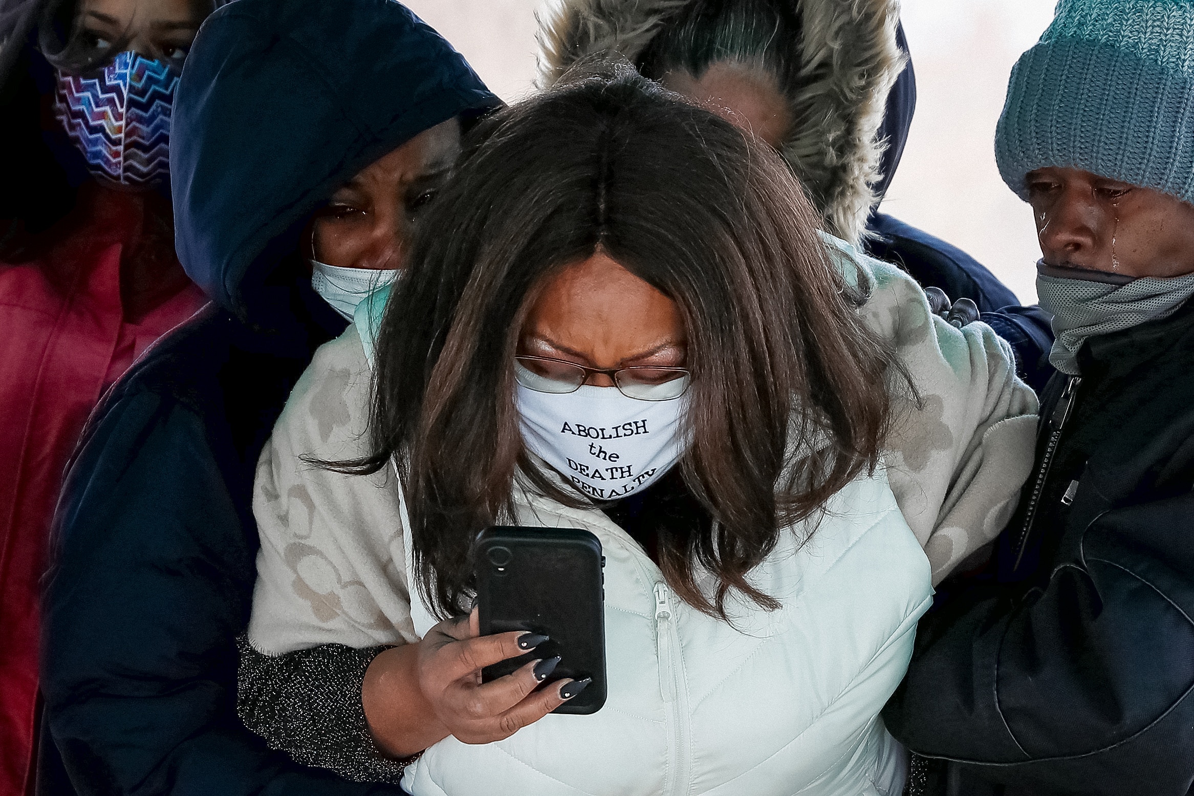 Alexa Cave grieves for her brother Dustin Higgs, the 13th and final prisoner executed by former U.S. President Donald Trump’s administration, with family members at his graveside in Poughkeepsie, New York, U.S., January 29, 2021. REUTERS/Shannon Stapleton - RC2YHL9BDGCK